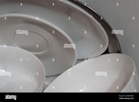 Dishes piled up hi-res stock photography and images - Alamy