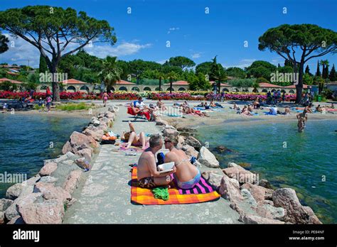 Menschen am Strand von Lazise, Gardasee, Provinz Verona, Italien | People at beach of Lazise ...