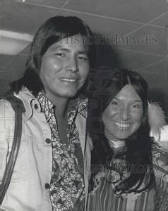 1976 Press Photo Singer Buffy St Marie husband Sheldon At Heathrow ...