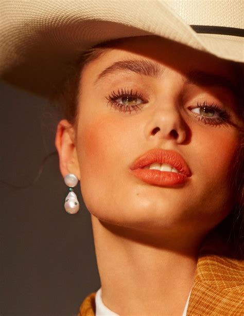 Getting her closeup, Taylor Hill poses in Celine jacket Portrait Photography, Fashion ...