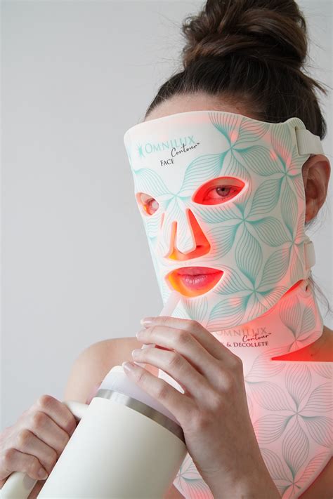 Rejuvenate Your Skin with Red Light Therapy – Squeeze Skin