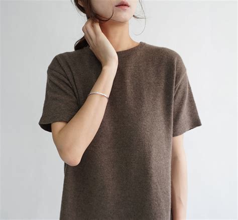 plain brown t-shirt | Minimal fashion, Minimalist fashion women, Fashion outfits