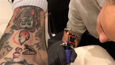 Steph Curry TATTOOS His Signature On His Tattoo Artist - YouTube