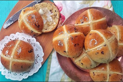 Hot Cross Buns - Italian recipes by GialloZafferano