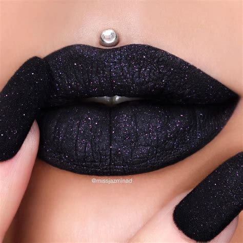 8 Amazing glitter makeup looks from Instagram Black Lipstick Makeup, Lip Art Makeup, Glitter ...