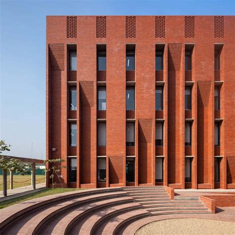 Feilden Clegg Bradley Studios wraps Dhaka school around courtyards ...