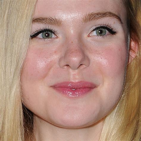 Elle Fanning Makeup: Black Eyeliner, Champagne Eyeshadow & Pink Lip ...