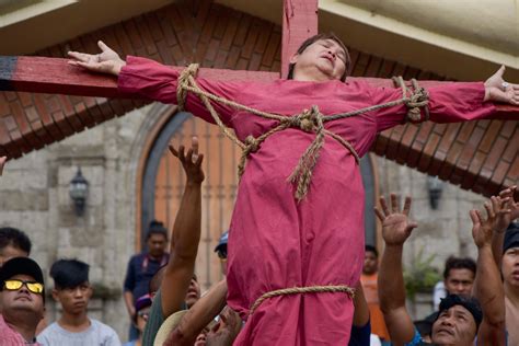 A 55-year-old woman collapses after prayerful crucifixion | GMA News Online