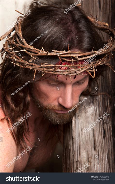 Jesus Christ Wearing Crown Thorns Carrying库存照片1761622148 | Shutterstock