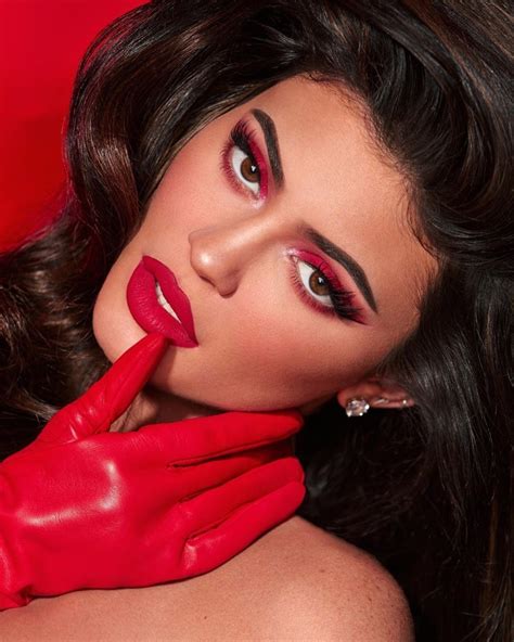 Hily Designs: Kylie Cosmetics se viste de rojo Navideño para campaña Holiday 2019