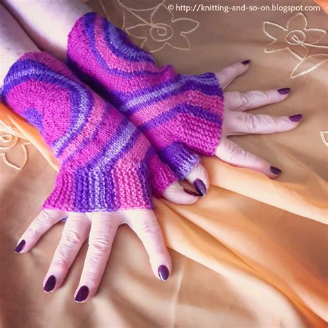 Knitting and so on: Zoom Out Fingerless Gloves
