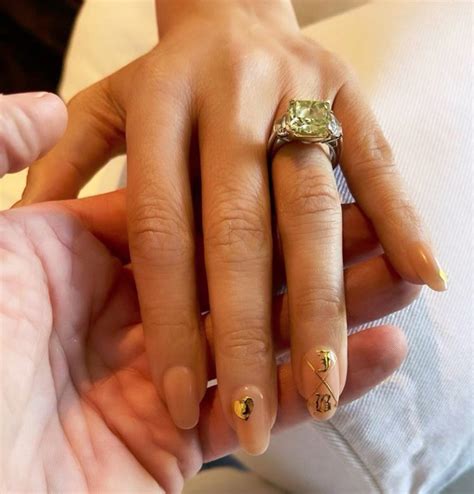 Jennifer Lopez shows off wedding ring in makeup-free photo