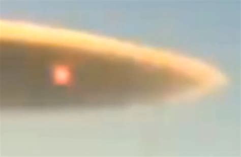 Dois Glowing Red Orbs Deixando Nuvem Cloaked UFO no Chile, 18 de Julho de 2014, VIDEO ...