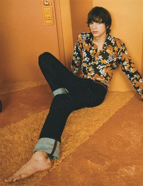 That 70's Show promo photo 1998 (Ashton Kutcher) | That 70s show outfits, Kelso that 70s show ...