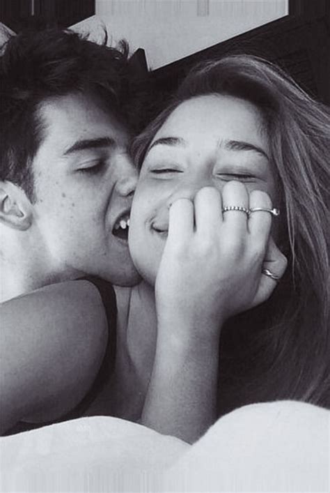 40 Best Selfie Poses For Couples – Buzz16 | Cute couples teenagers, Selfies poses, Cute couple ...