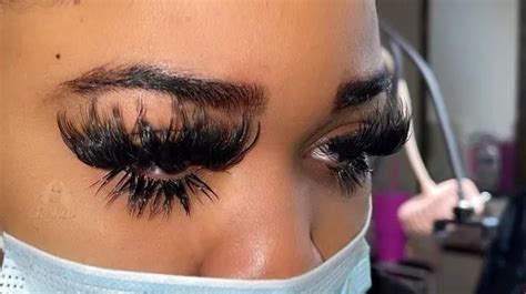 Technician shares gigantic lash extensions she did for client - leaving ...