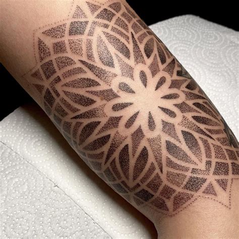 Closeup von heut – danke Celina . . . #tattoo #mandala #dotwork #blackwork #do – Freywerk Tattoo ...