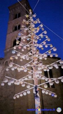 Deruta. Un albero di Natale in ceramica per la patria della majolica