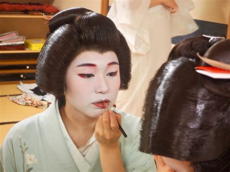 5 Makeup Essentials to Transform into a Geisha | Tokyo Weekender