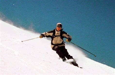 File:Skier-carving-a-turn.jpg - Wikimedia Commons