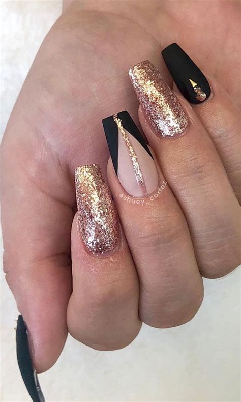 Black and gold nails Looking for stylish and glam nail art to wear? We ...