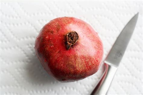 How to Open a Pomegranate the Easy Way. - The Pretty Bee