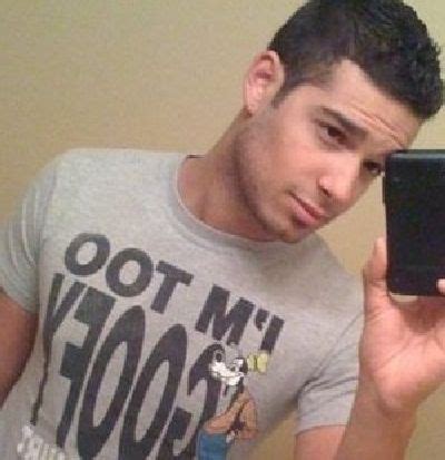 Guys with iPhones (32 pics)