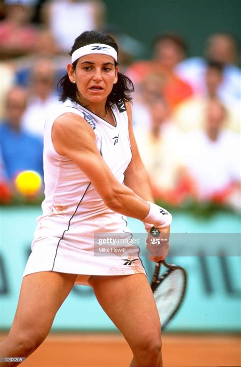 Photo d'actualité : Arantxa Sanchez Vicario of Spain in action during... Monica Seles, French ...