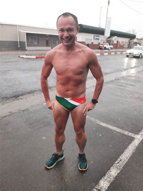 KYK: Skrywer pronk in Speedo toe Carnarvon reën kry | Netwerk24