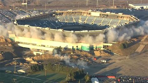 Demolition fails to bring down the house at Detroit Lions' former home | US News | Sky News