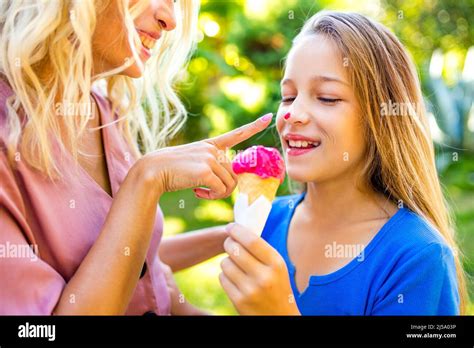 Family in park eating ice cream hi-res stock photography and images - Alamy