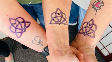 Update more than 67 celtic knot wrist tattoo - vova.edu.vn
