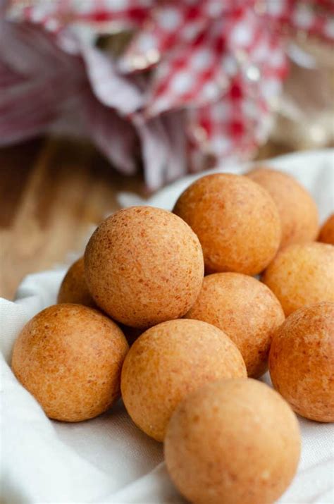 Colombian Buñuelos (Buñuelos Colombianos) - Vecina Vegetariana