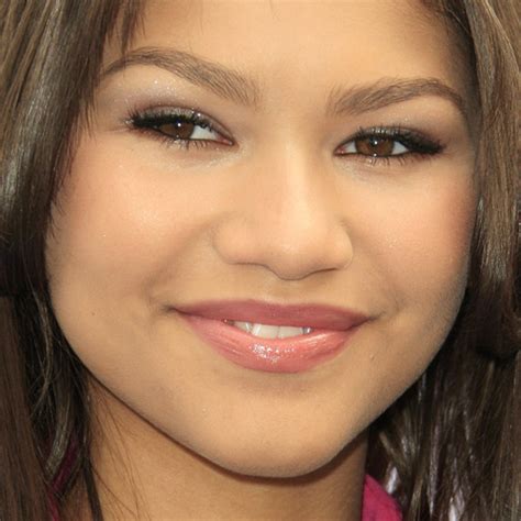 Zendaya Makeup: Bronze Eyeshadow & Mauve Lipstick | Steal Her Style