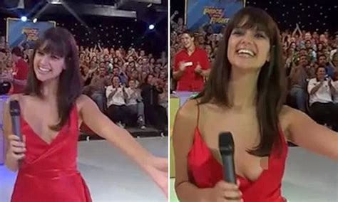 TV presenter suffers wardrobe malfunction live on air | Daily Mail Online