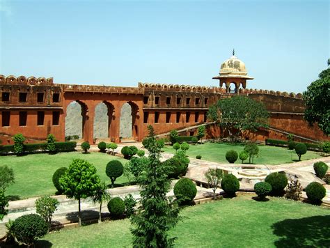 File:Rajasthan-Jaipur-Jaigarh-Fort-compound-Apr-2004-00.JPG - Wikimedia Commons