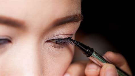 4 Eyeliner Mistakes That Are Aging You, According To A Celebrity Makeup Artist - SHEfinds
