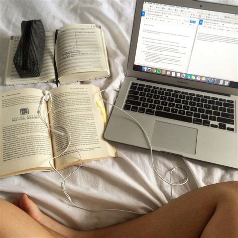 Pin by 𝐜𝐚𝐥𝐥𝐢𝐬𝐭𝐚 on ROOM AND SPACE INSPO in 2020 | Study time, Study motivation, Study hard