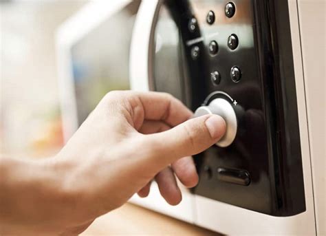 What are 5 Safety Tips for Using a Microwave?