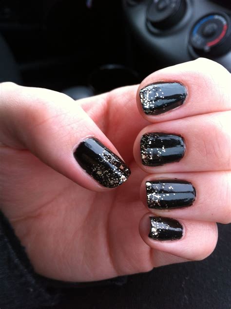 Black and gold glitter gradient | Gold glitter, Glitter, Nails