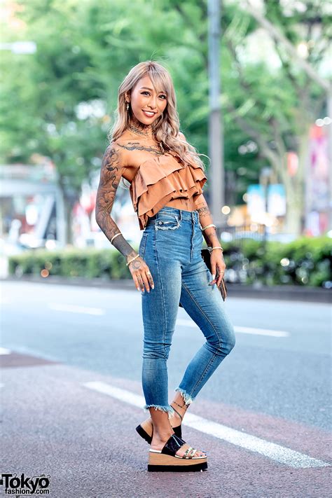 Japanese Gyaru Style in Harajuku w/ Gyda Top, Spiral Girl Jeans, Murua ...