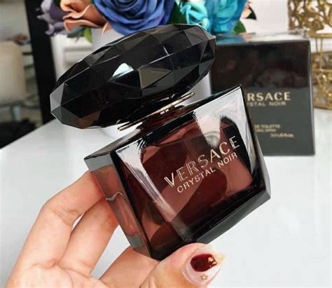 Perfumes Similar To Versace Crystal Noir [Dupes To Try]