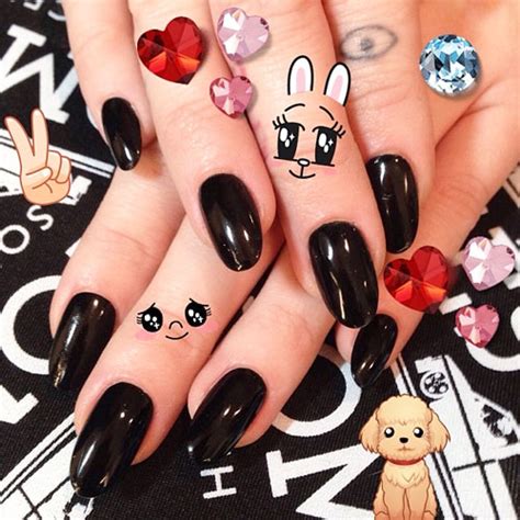 Miley Cyrus Nails | Steal Her Style