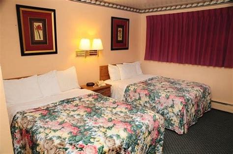 HOMETOWN INN - Prices & Hotel Reviews (Ohio/Athens)