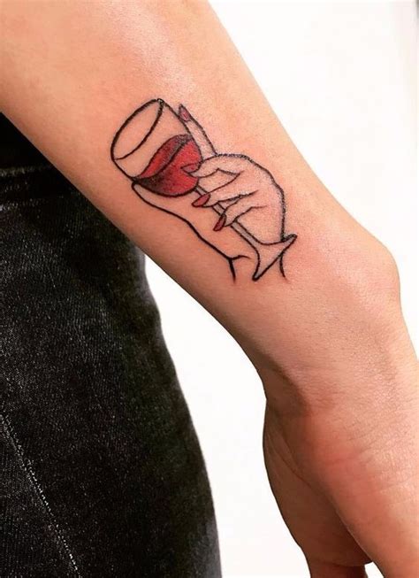 10 Tatuagens de boa safra para amantes do vinho - Tinta na Pele | Tatuagem | Wine tattoo, Wine ...