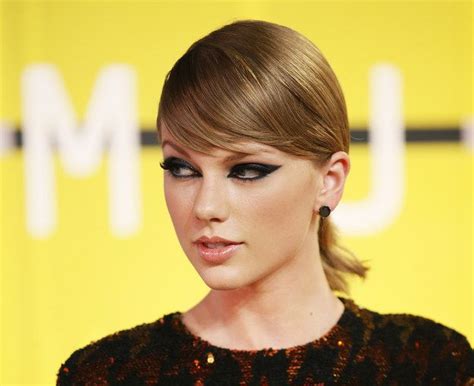 Taylor Swift Wants To Trademark "1989" And "Swiftmas" Taylor Swift Red Carpet, Taylor Swift 13 ...