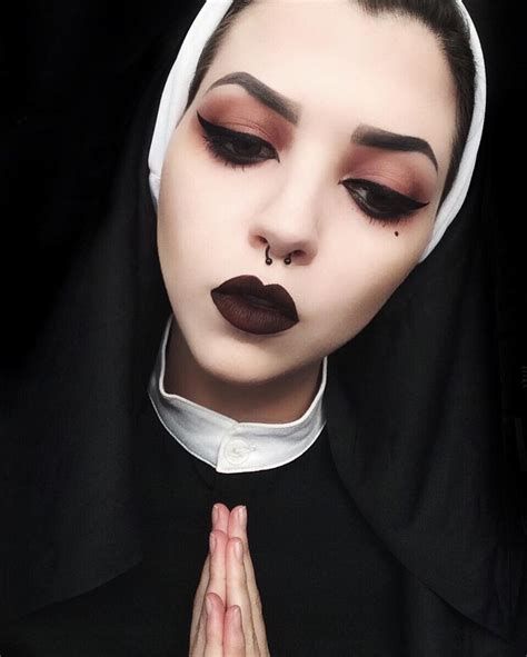 2,349 Likes, 31 Comments - @moodymoth on Instagram: “goth-nun ⛪️🔪 makeu… | Increíble maquillaje ...