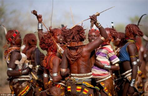 Incredible photos shed light on Ethiopia's Hamar tribe who are beaten and scarred with thorns to ...