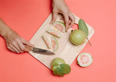 How To Cut A Guava Fruit - Fruits Knowledge World