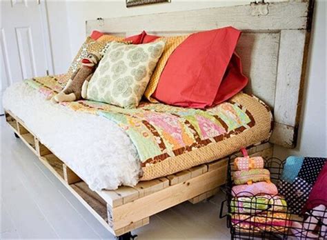 16 Pallet Daybed: Hot and New Trend